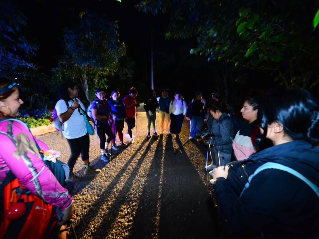 PREPARATIVOS ANTES DEL ASCENSO Beatriz comparte las instrucciones técnicas y de seguridad con el grupo antes de comenzar a escalar el Cerro El Chino. A sus 39 años, la fundadora y alma de Rumbo Femenino combina su profesión en el área de facturación contable con su faceta más importante: ser madre de una adolescente de 14 años, quien ocasionalmente comparte con ella la experiencia de guiar y motivar a esta comunidad en la montaña.