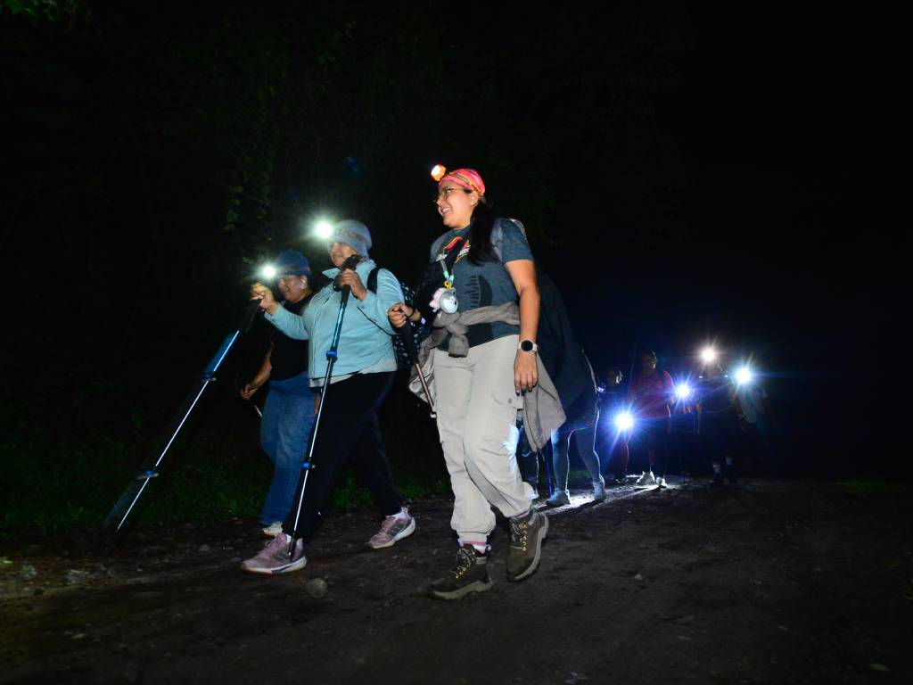 PASADO Y PRESENTE EN LA RUTA Mientras el grupo avanza con entusiasmo en su caminata actual, es imposible no recordar los inicios de Rumbo Femenino, cuya primera salida tuvo como destino el Ex-Teleférico. Aquel viaje comenzó con un pequeño grupo de apenas 10 u 11 personas, quienes sin saberlo estaban abriendo el sendero de lo que hoy es una gran y sólida comunidad de montaña.