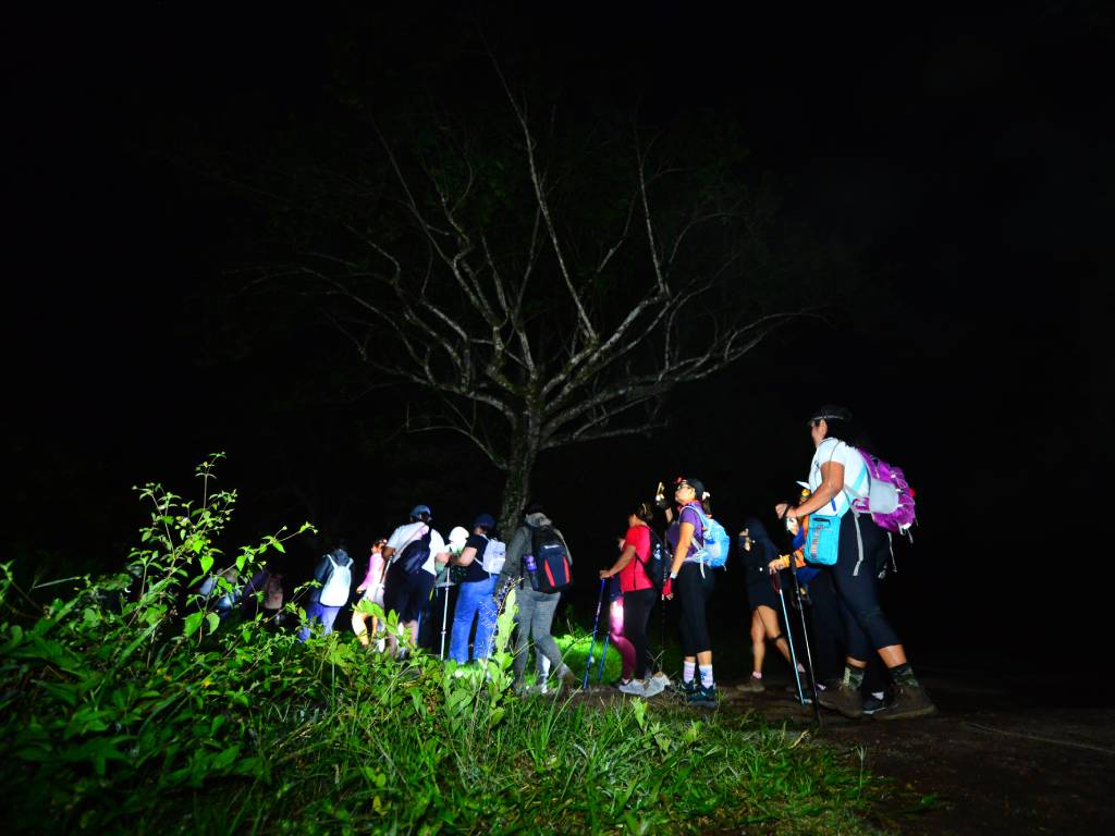 LA AVENTURA UNE GENERACIONES Desde niñas de 5 años que caminan junto a sus madres, hasta Martita, quien a sus 79 años es la "perla más preciada" del grupo, Rumbo Femenino demuestra que no hay edad para la montaña. Esta comunidad deja claro que la pasión por explorar la naturaleza y superar retos se lleva en el alma para siempre.
