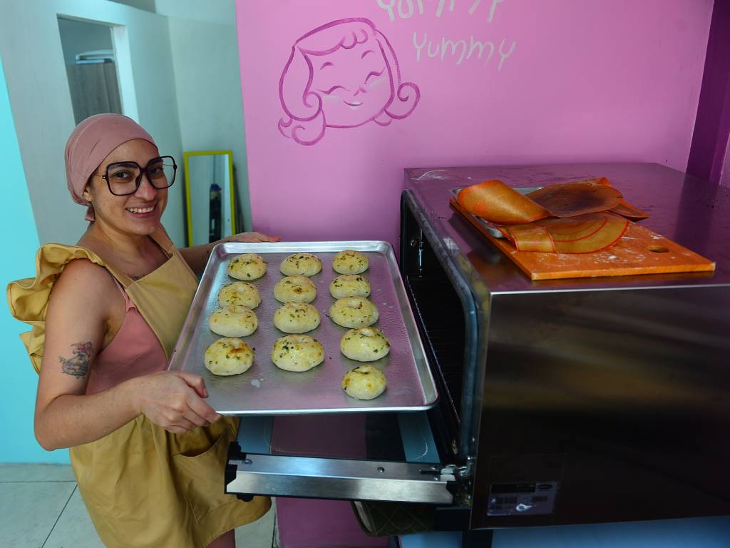 Vanessa Rivera horneando pan de masa madre en su nuevo local.