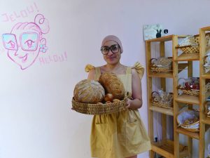 Vanessa Rivera mostrando su pan fresco de masa madre.
