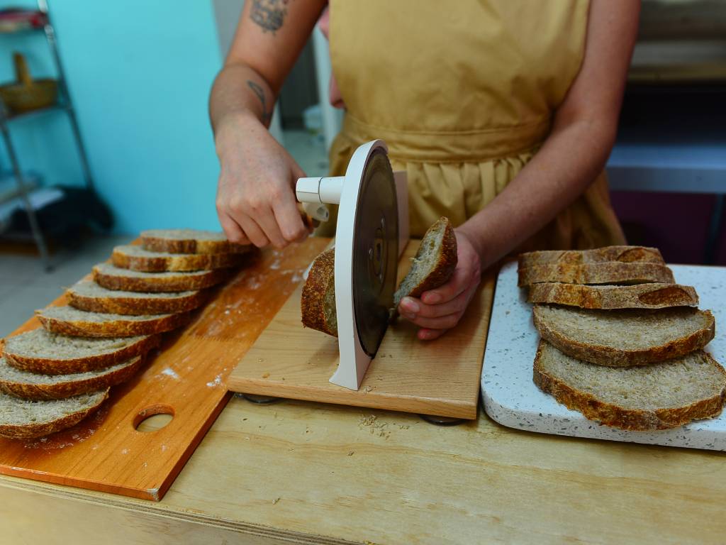 Variedad de panes artesanales con aceitunas, cacao y queso.