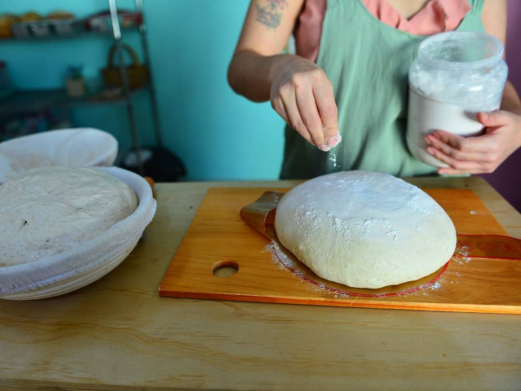 Rebanada de pan de masa madre rica en hierro, zinc y magnesio.