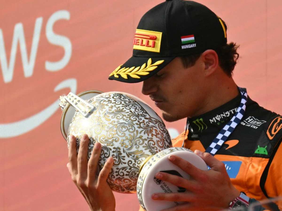 Lando Norris, ganador de la carrera, besa el trofeo en el podio tras el Gran Premio de Hungría de Fórmula 1