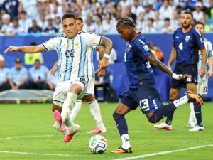 Lautaro Martínez, jugador de Argentina, y Sidny Lopes Cabral, jugador de Cabo Verde, durante el part