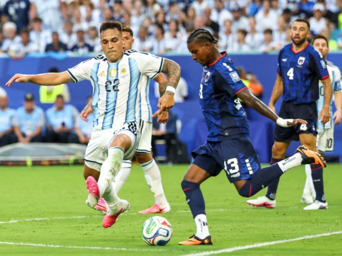 Lautaro Martínez, jugador de Argentina, y Sidny Lopes Cabral, jugador de Cabo Verde, durante el partido de dieciseisavos de final de la Copa Mundial de la FIFA 2026 entre Argentina y Cabo Verde