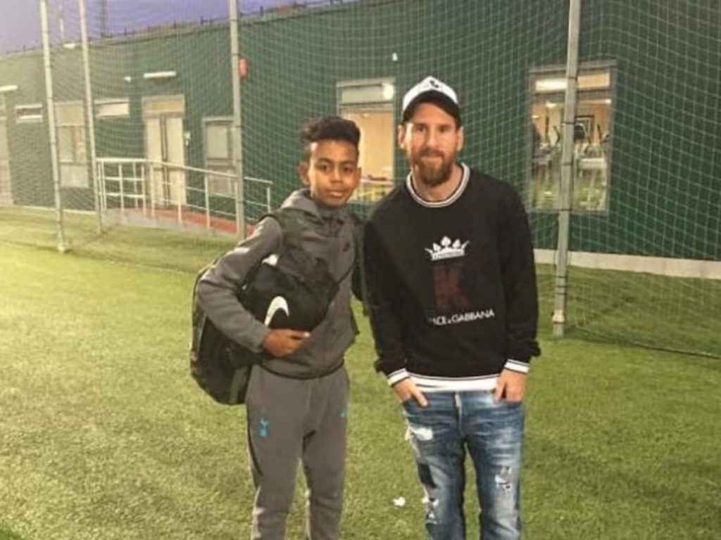 Lionel Messi junto a Lamine Yamal en 2019