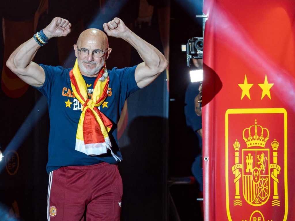 El seleccionador español de fútbol, ​​Luis de la Fuente Castillo, celebra la victoria ante una multitud que ondea banderas españolas y viste camisetas de la selección nacional alrededor del escenario principal de la Fuente de Cibeles en Madrid, España, el 20 de julio de 2026.