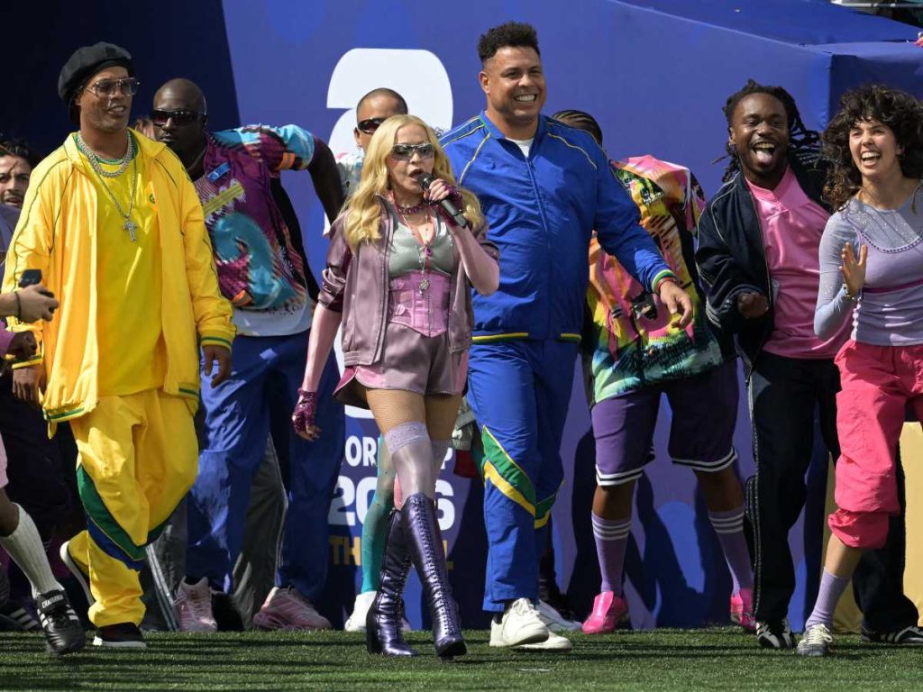 Madonna actúa junto a Ronaldinho y Ronaldo durante el espectáculo de medio tiempo de la final del Mundial 2026.