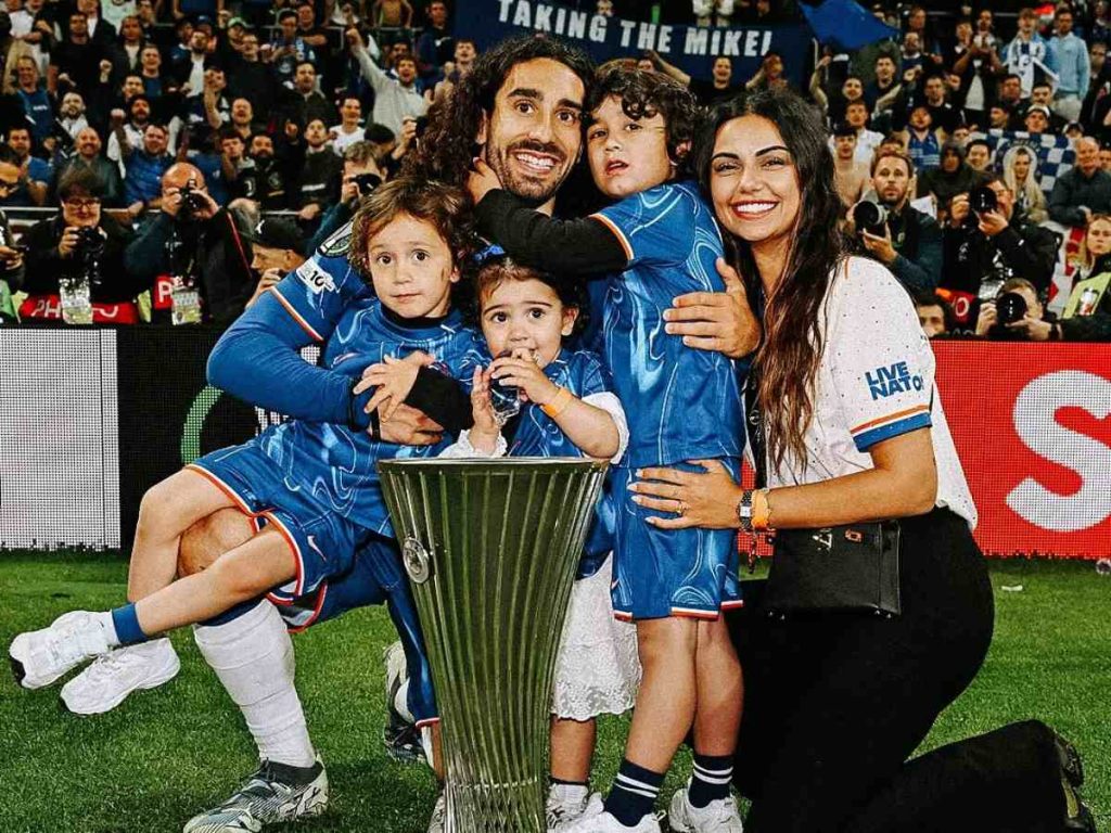 Marc Cucurella celebró con su familia el título de la Conference League, conquistado por el Chelsea ante el Real Betis en mayo de 2025.