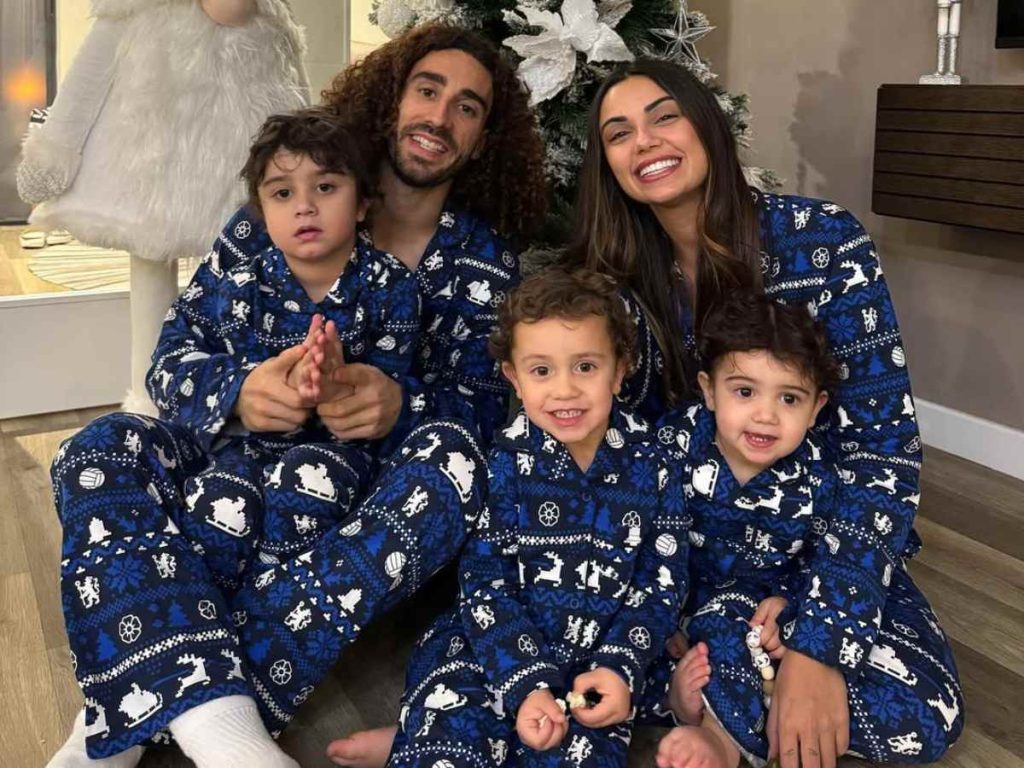 Marc Cucurella celebró la Navidad de 2025 junto a Claudia Rodríguez y sus tres hijos, en una imagen familiar que resumió con la frase “envueltos en amor”.