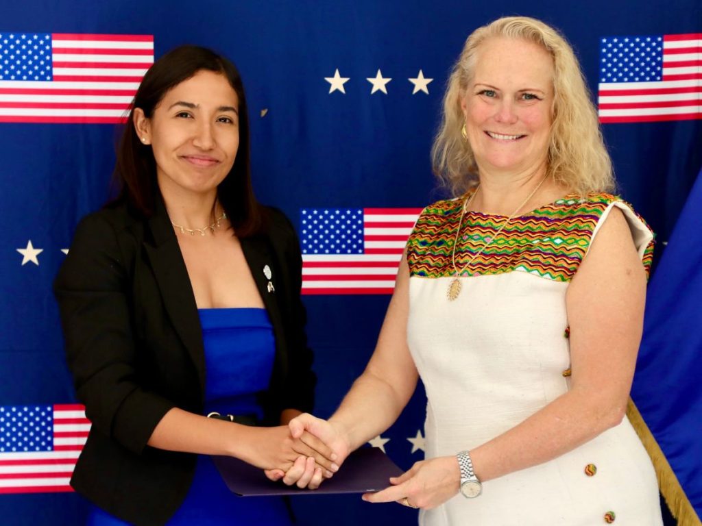 María Elena Gómez Pacas, becaria Fulbright 2026, recibió de Naomi Fellows su acreditación para estudiar en Estados Unidos.