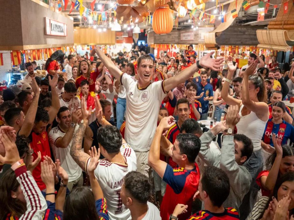 Más de 800 españoles celebraron en el Mercado Little-mundial-españa