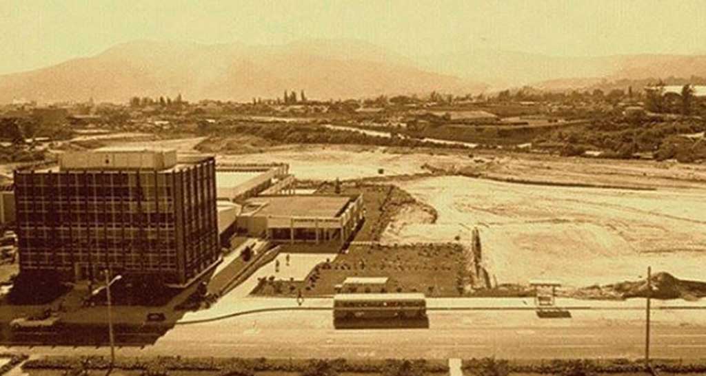 Centro comercial Metrocentro en proceso de construcción, al frente el edificio de CAESS, y la Diagonal Juan Lindo (Hoy bulevar Los Héroes) que cambiaría de nombre luego de la guerra con Honduras en 1969. Esta foto data de finales 1968.
