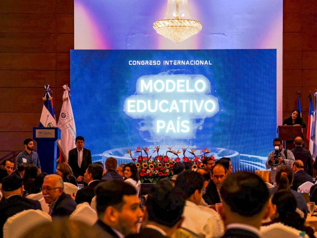 Durante las jornadas se desarrollan paneles, conferencias y talleres sobre innovación curricular, educación dual, acreditación internacional, educación STEAM y cooperación académica.
