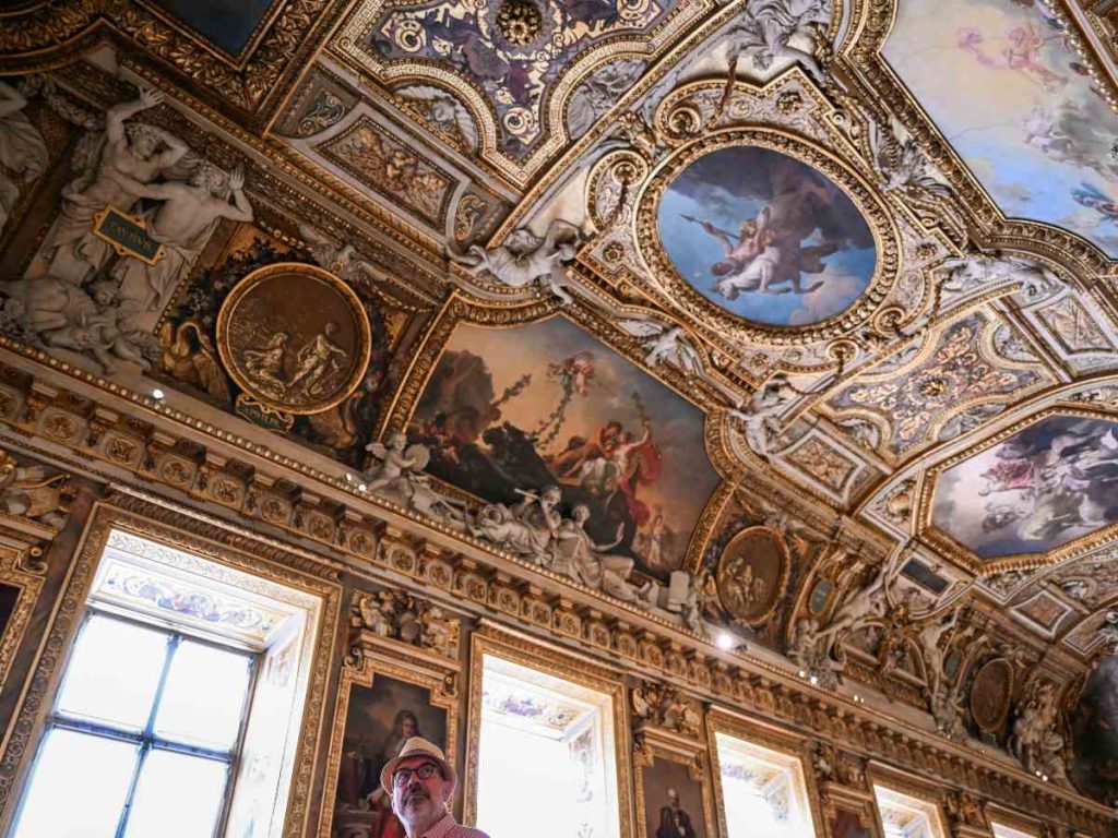 Un visitante recorre la Galería de Apolo del Louvre durante su reapertura, tras el millonario robo de joyas.