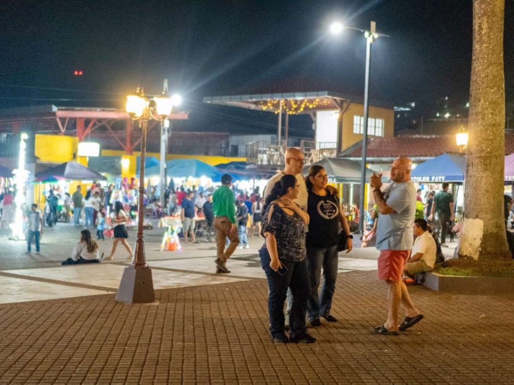 El mercado nocturno de Nahuizalco reúne gastronomía, artesanías y tradición en un entorno familiar.