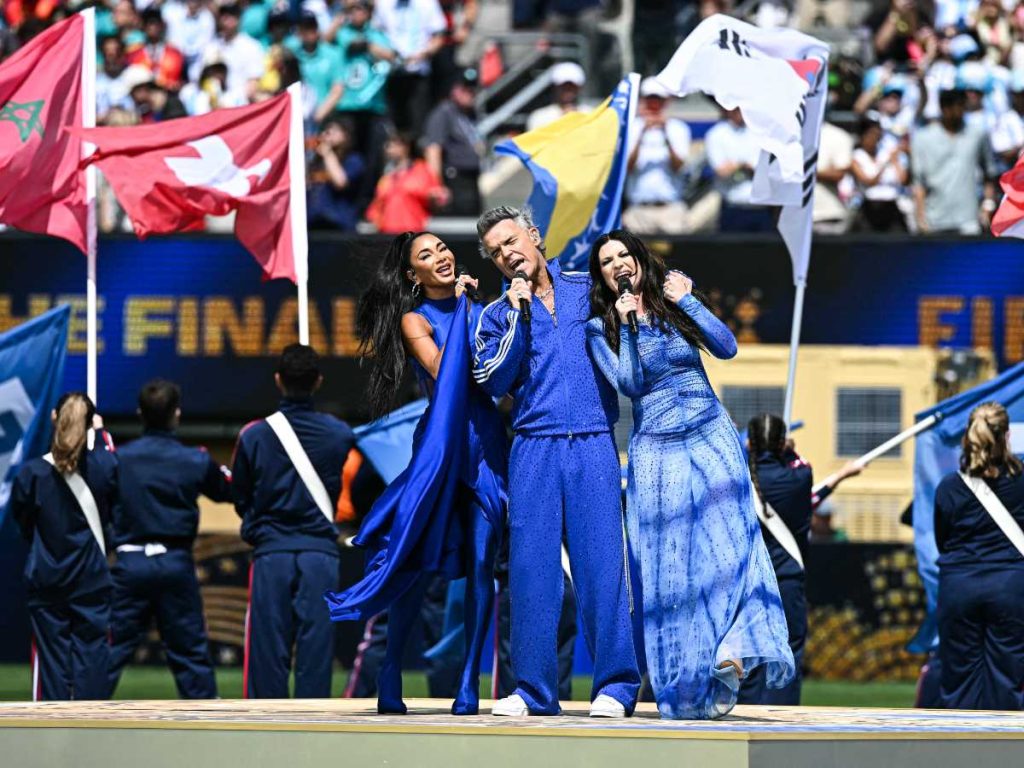Nicole Scherzinger, Robbie Williams y Laura Pausini interpretan “Desire” durante la ceremonia de clausura del Mundial 2026. AFP/Paul Ellis