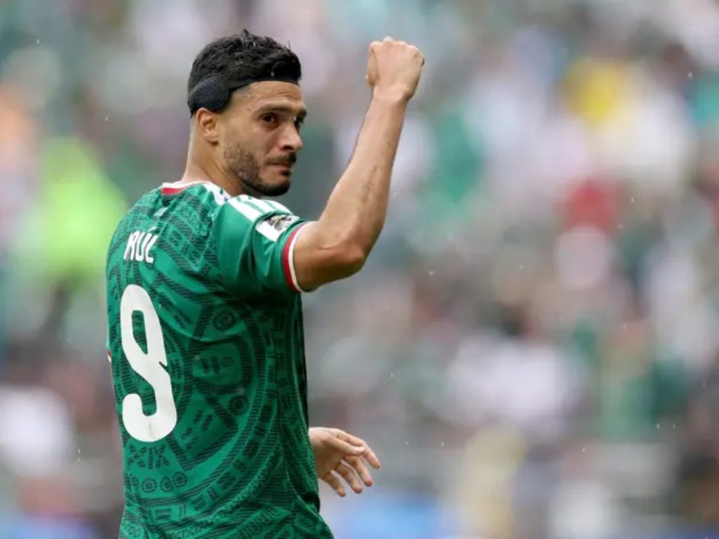 Raúl Jiménez volvió a jugar un Mundial con el protector