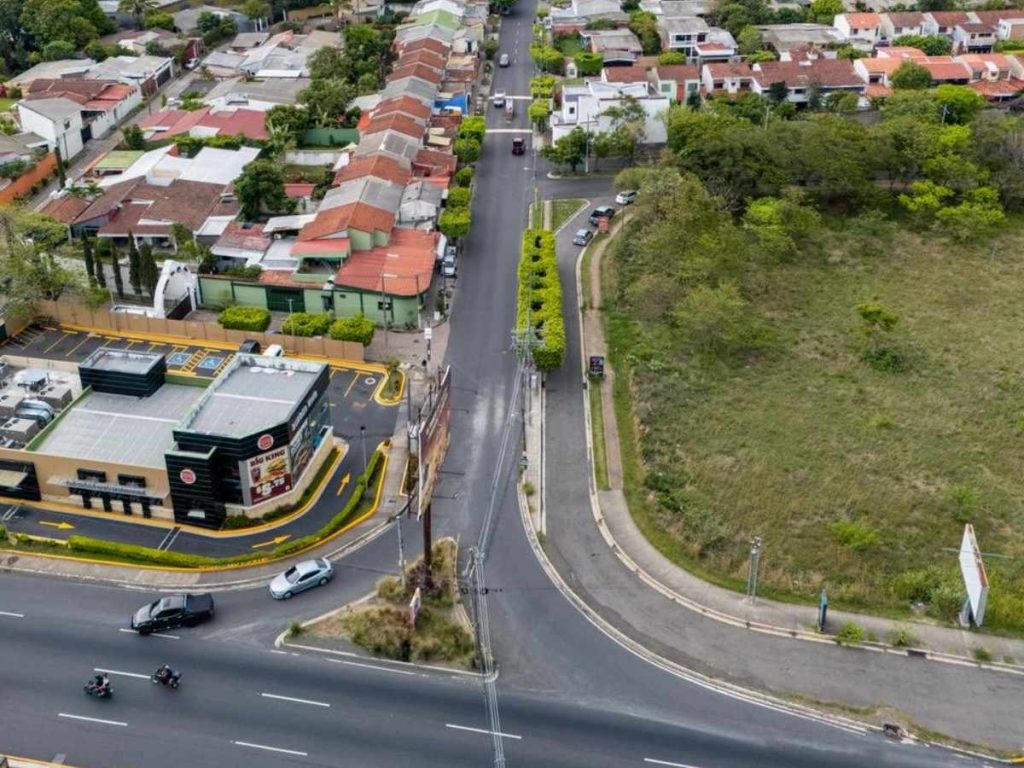 Acceso desde la calle Las Truchas. Aprobación de fondos para ampliar la calle hasta Nuevo Cuscatlán a cuatro carriles. Foto MOPT