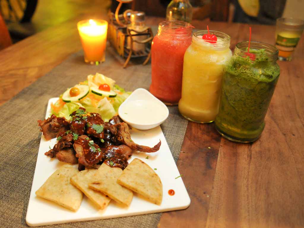 plato con chicharrones y bebidas que puedes comer en Inna Jammin Santa Ana.