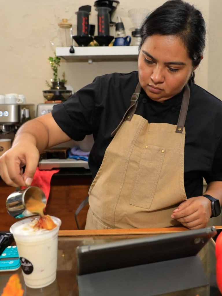 Barista preparando café de especialidad en Santein Café.
