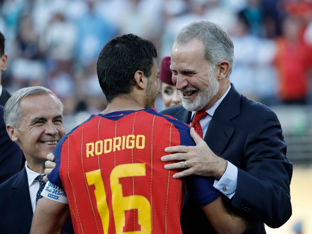 El rey Felipe VI de España felicita a Rodri Hernández de España este domingo, en las premiaciones del Mundial de la FIFA 2026 en el estadio MetLife en East Rutherford (NJ, EE.UU.). EFE/ Lavandeira Jr
