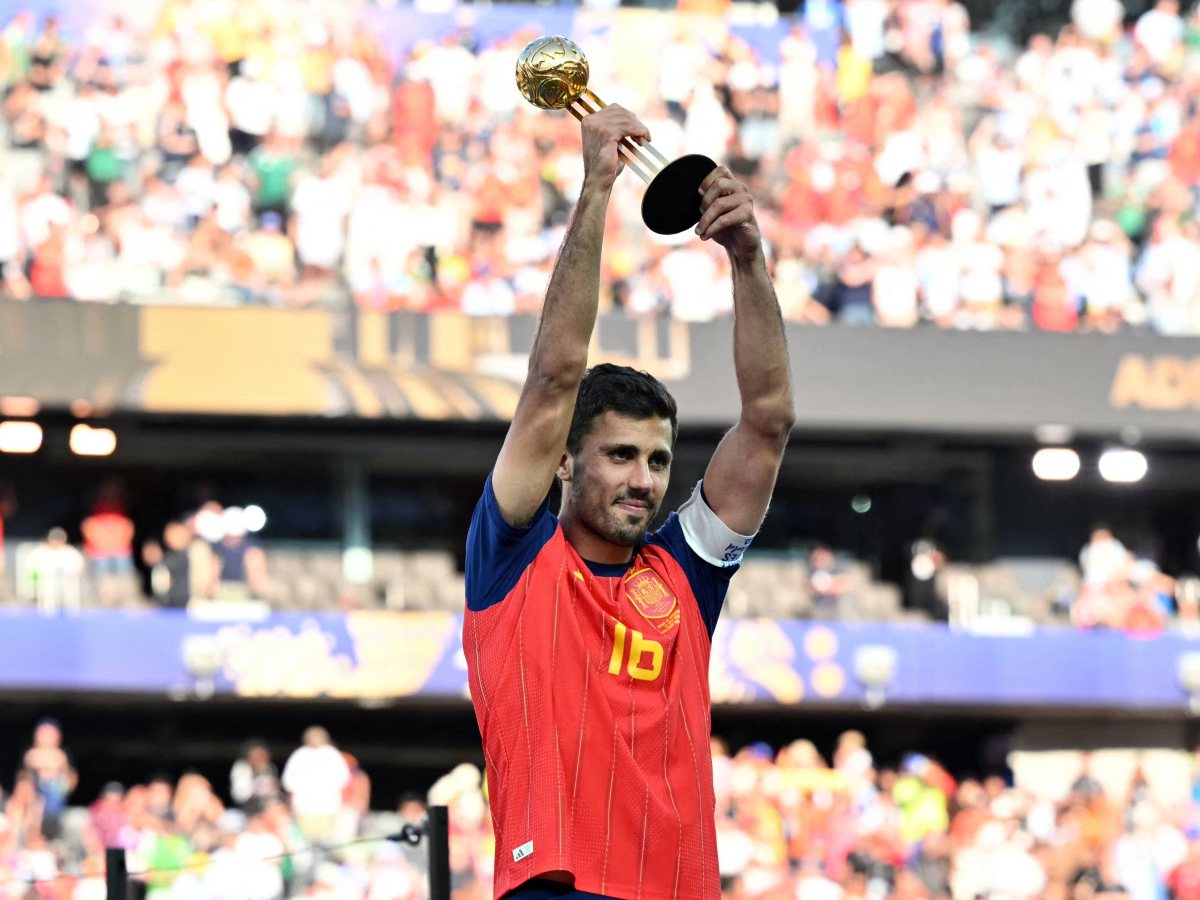 Rodri recibe el Balón de Oro tras guiar a España al título mundial