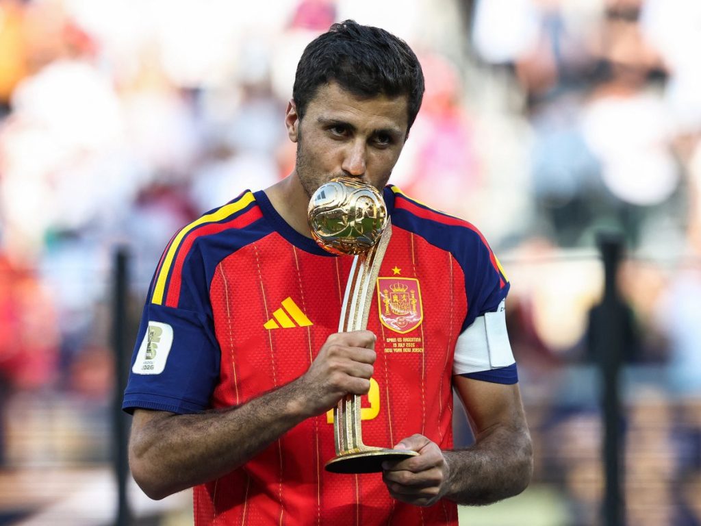 Rodri recibe el Balón de Oro tras guiar a España al título mundial