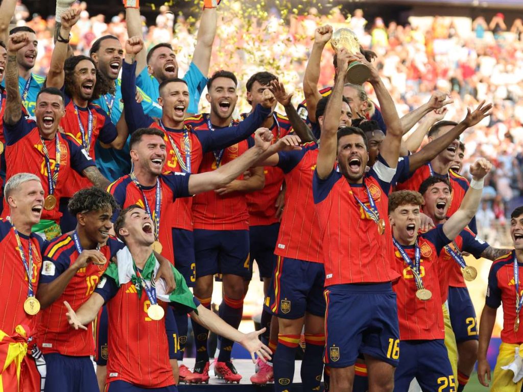 El centrocampista español Rodri, número 16, levanta el trofeo junto a sus compañeros tras ganar la final del Mundial de Fútbol de 2026 entre España y Argentina en el estadio New York/New Jersey de East Rutherford el 19 de julio de 2026. (Foto de Odd ANDERSEN / AFP)