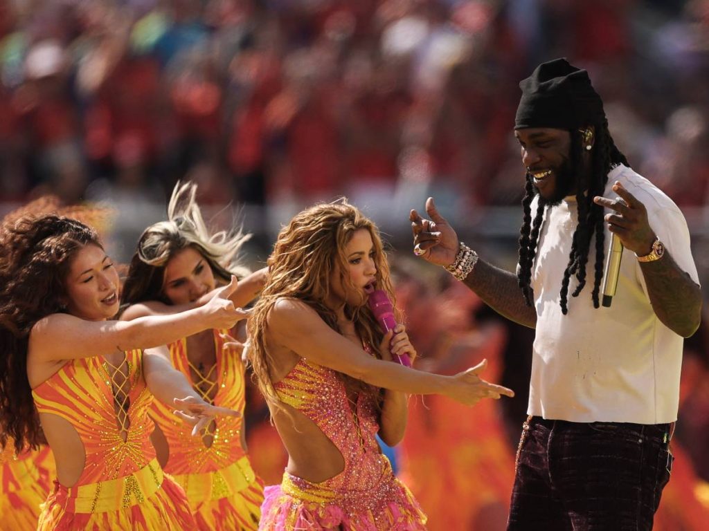 Shakira y Burna Boy actúan durante el espectáculo de medio tiempo de la final del Mundial 2026 entre España y Argentina.