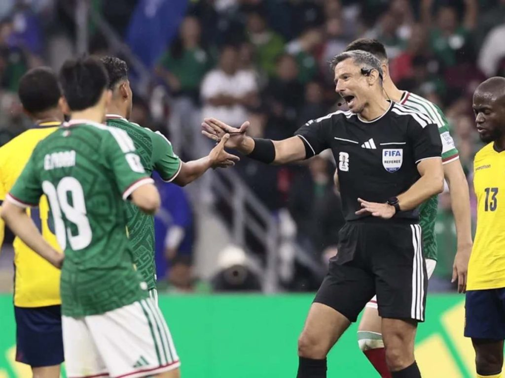 El árbitro esloveno Slavko Vincic reacciona en un partido de los dieciseisavos de final de la FIFA 2026 entre México y Ecuador, en el estadio Azteca en la Ciudad de México (México). EFE/ José Méndez
