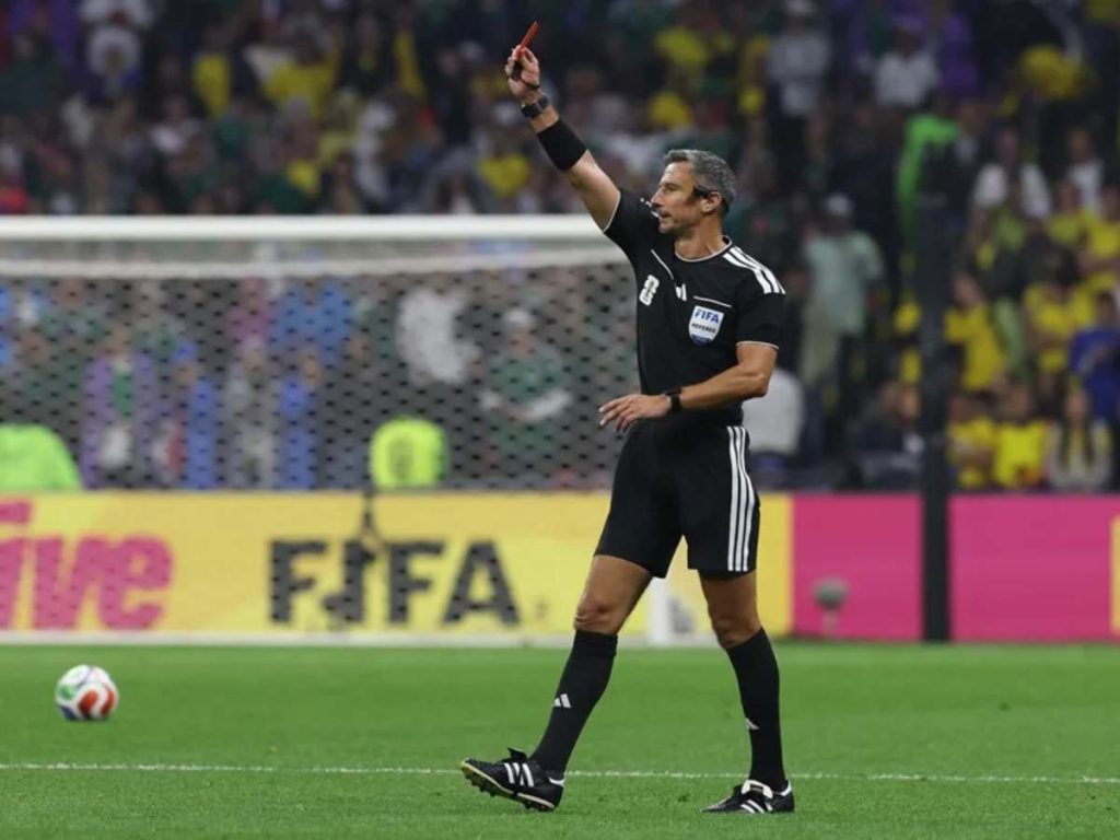 El árbitro Slavko Vincic impone tarjeta roja en un partido de los dieciseisavos de final del Mundial de la FIFA 2026 entre México y Ecuador en el estadio Azteca, en Ciudad de México (México). EFE/ Alex Cruz
