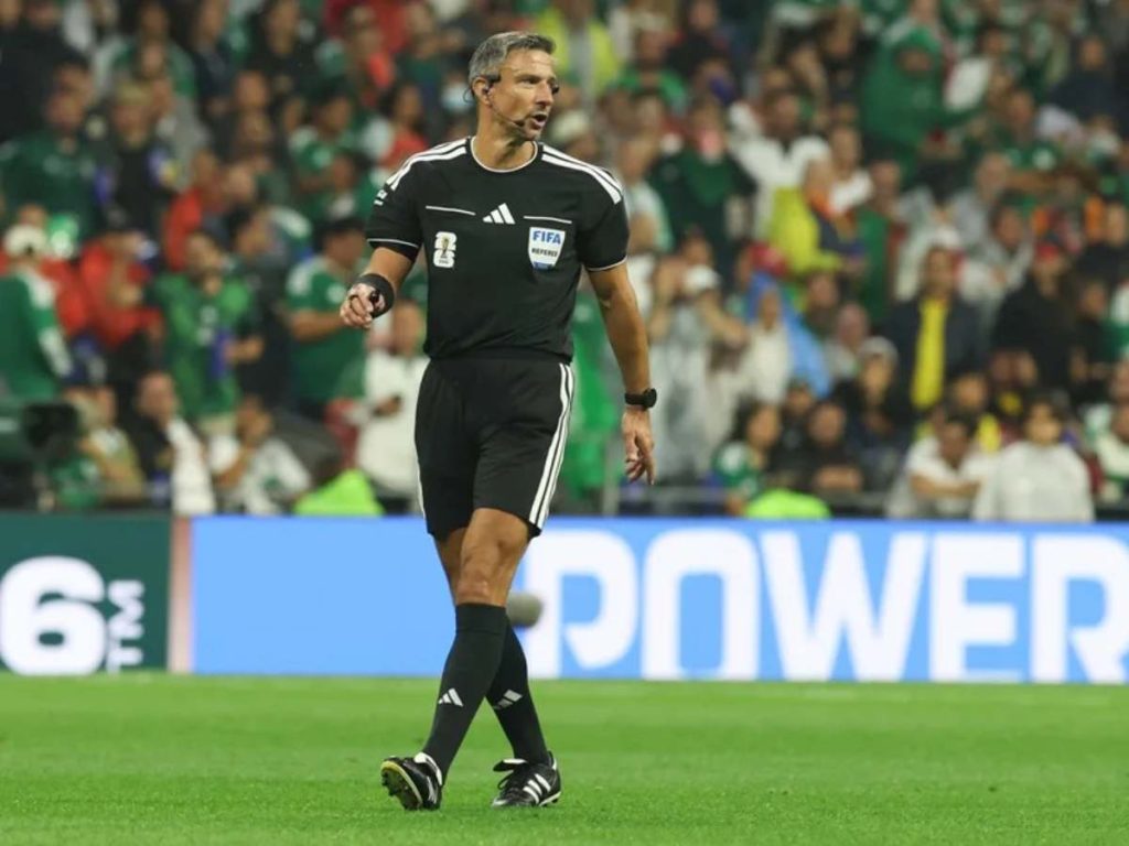 El árbitro Slavko Vincic pita en un partido de los dieciseisavos de final del Mundial de la FIFA 2026 entre México y Ecuador en el estadio Azteca, en Ciudad de México (México). EFE/ Alex Cruz