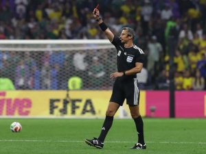 El árbitro Slavko Vincic impone tarjeta roja en un partido de los dieciseisavos de final del Mundial de la FIFA 2026 entre México y Ecuador en el estadio Azteca, en Ciudad de México (México). EFE/ Alex Cruz