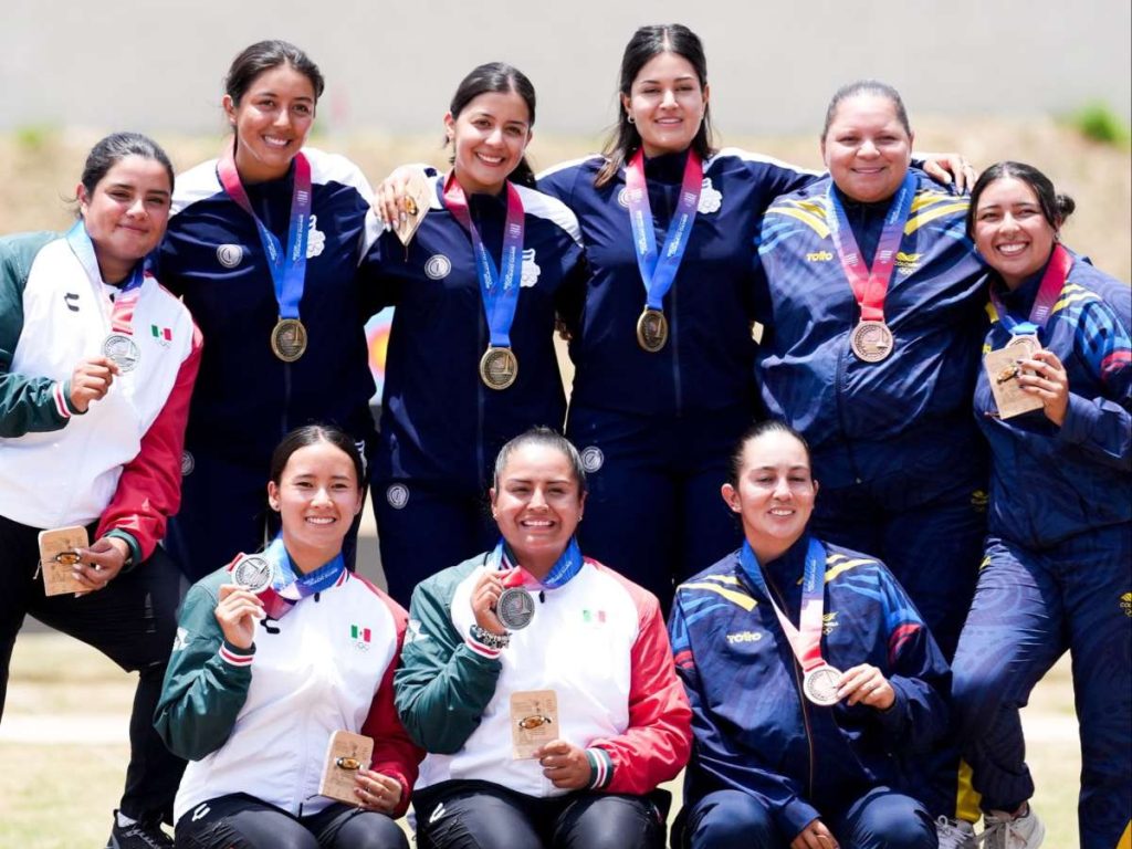 Sofía Paíz, Paola Corado y Camila Alvarenga celebran la medalla de oro en arco compuesto por equipos
