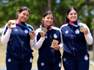 Sofía Paíz, Paola Corado y Camila Alvarenga celebran la medalla de oro en arco compuesto por equipos.