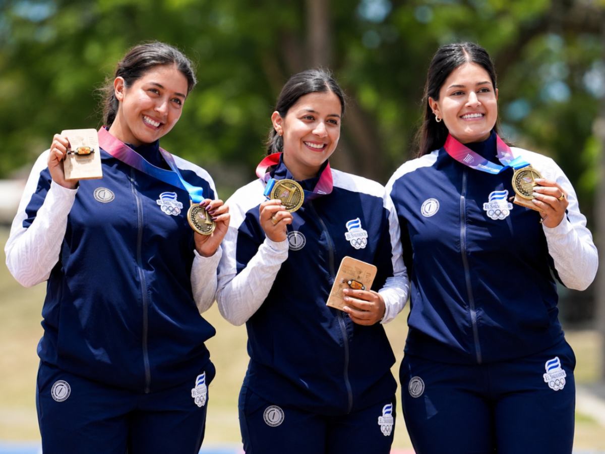 Sofía Paíz, Paola Corado y Camila Alvarenga celebran la medalla de oro en arco compuesto por equipos.
