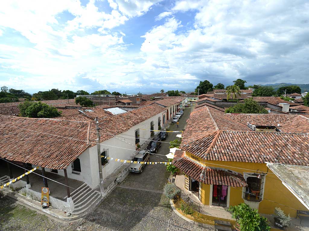 Vista aérea de los tejados rojos y calles empedradas de Suchitoto.