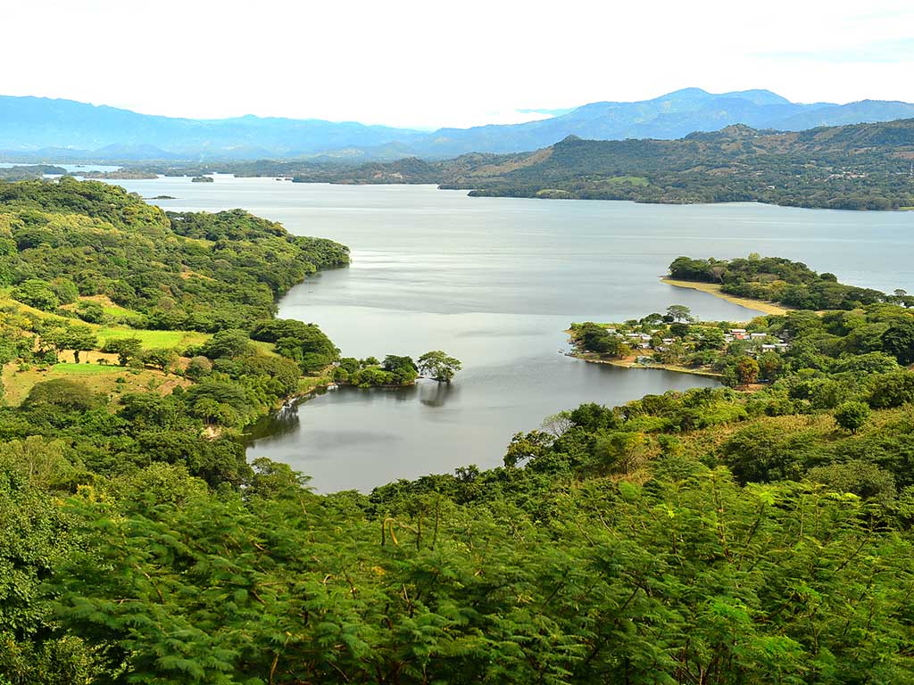 Vista panorámica del lago Suchitlán con montañas en el fondo.