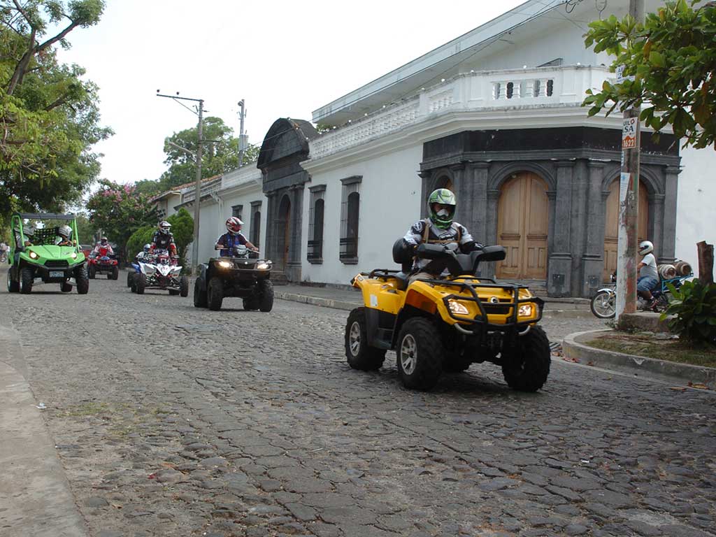Turistas montando en cuatrimotos por las calles de Suchitoto.