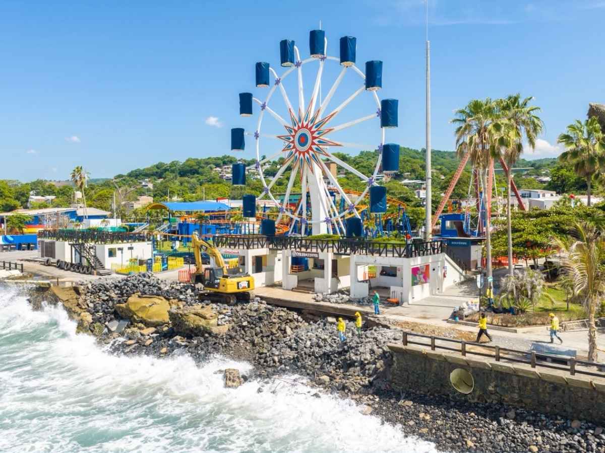 El Ministerio de Obras Públicas reconstruye y mejora un muro ubicado frente a Sunset Park, en el Puerto de La Libertad.
