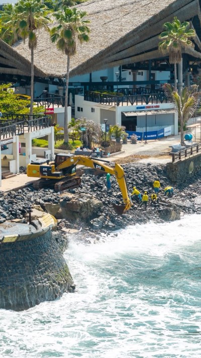 Equipos técnicos y maquinaria trabajan en la reconstrucción del muro afectado en el Puerto de La Libertad.