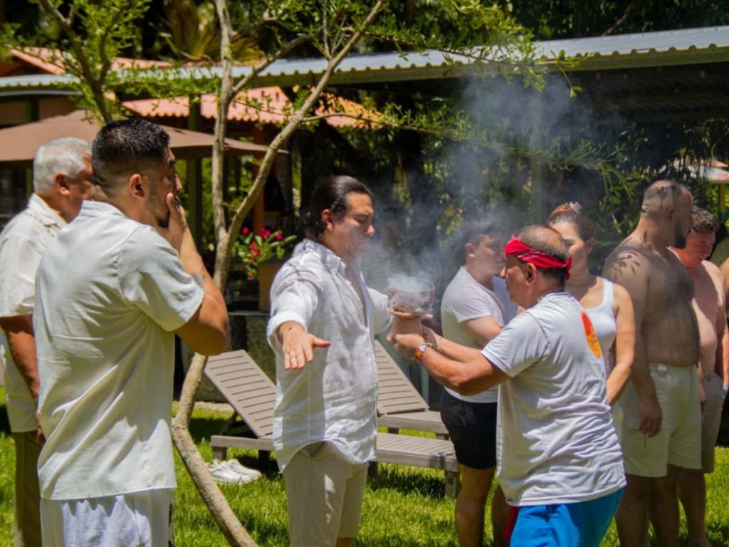 La experiencia busca acercar a los visitantes a una tradición ancestral en un entorno rodeado de naturaleza. Foto: Turismo Sonsonate Este.