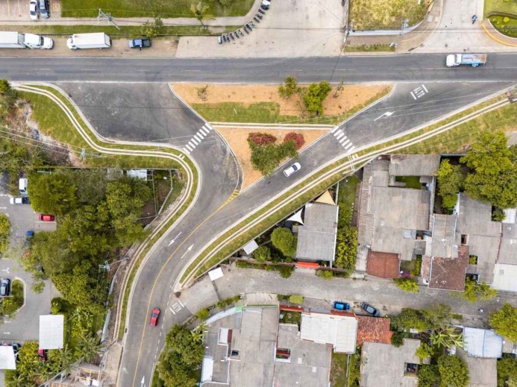 Acceso desde la calle Las Truchas. Aprobación de fondos para ampliar la calle hasta Nuevo Cuscatlán a cuatro carriles. Foto MOPT