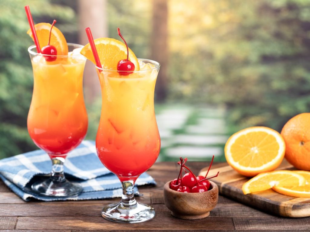 El Tequila Sunrise combina sabores cítricos y dulces en uno de los cócteles más reconocidos para celebrar el Día del Tequila. 