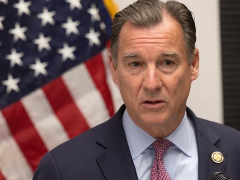 El congresista Tom Suozzi pidió al gobierno estadounidense extender la protección migratoria para los salvadoreños amparados por el TPS.