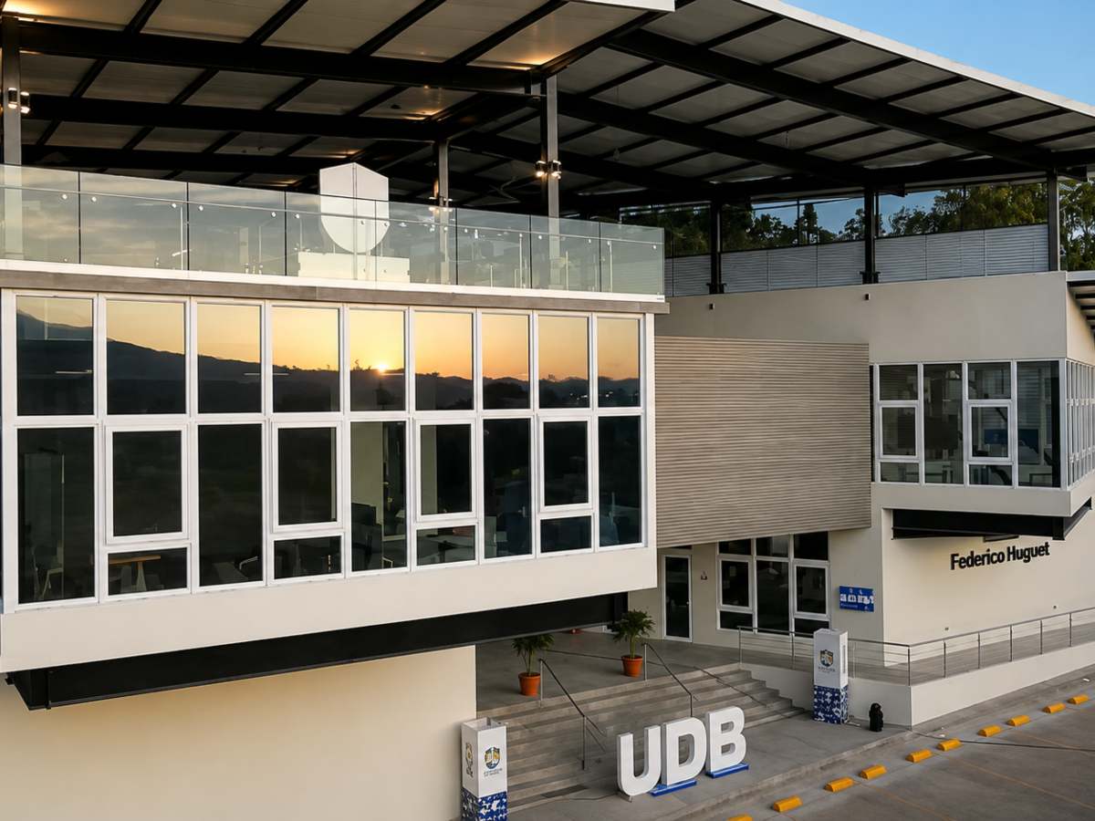 La Universidad Don Bosco inauguró el Edificio Federico Huguet, una nueva infraestructura académica en su campus de Antiguo Cuscatlán.