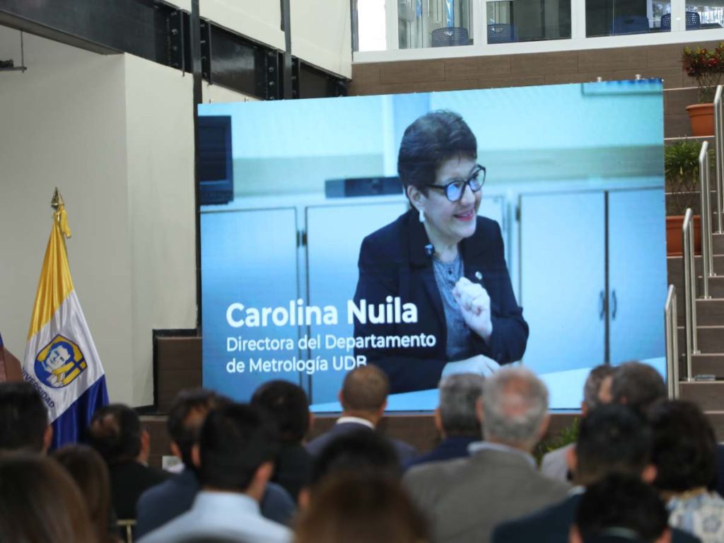 Autoridades universitarias, invitados especiales y familiares de Federico Huguet participaron en el acto inaugural y el corte de cinta.