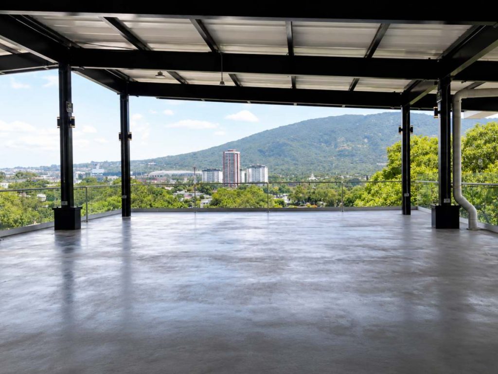 El Edificio Federico Huguet incorpora paneles solares, sistemas de ventilación natural y captación de agua lluvia como parte de su diseño sostenible.
